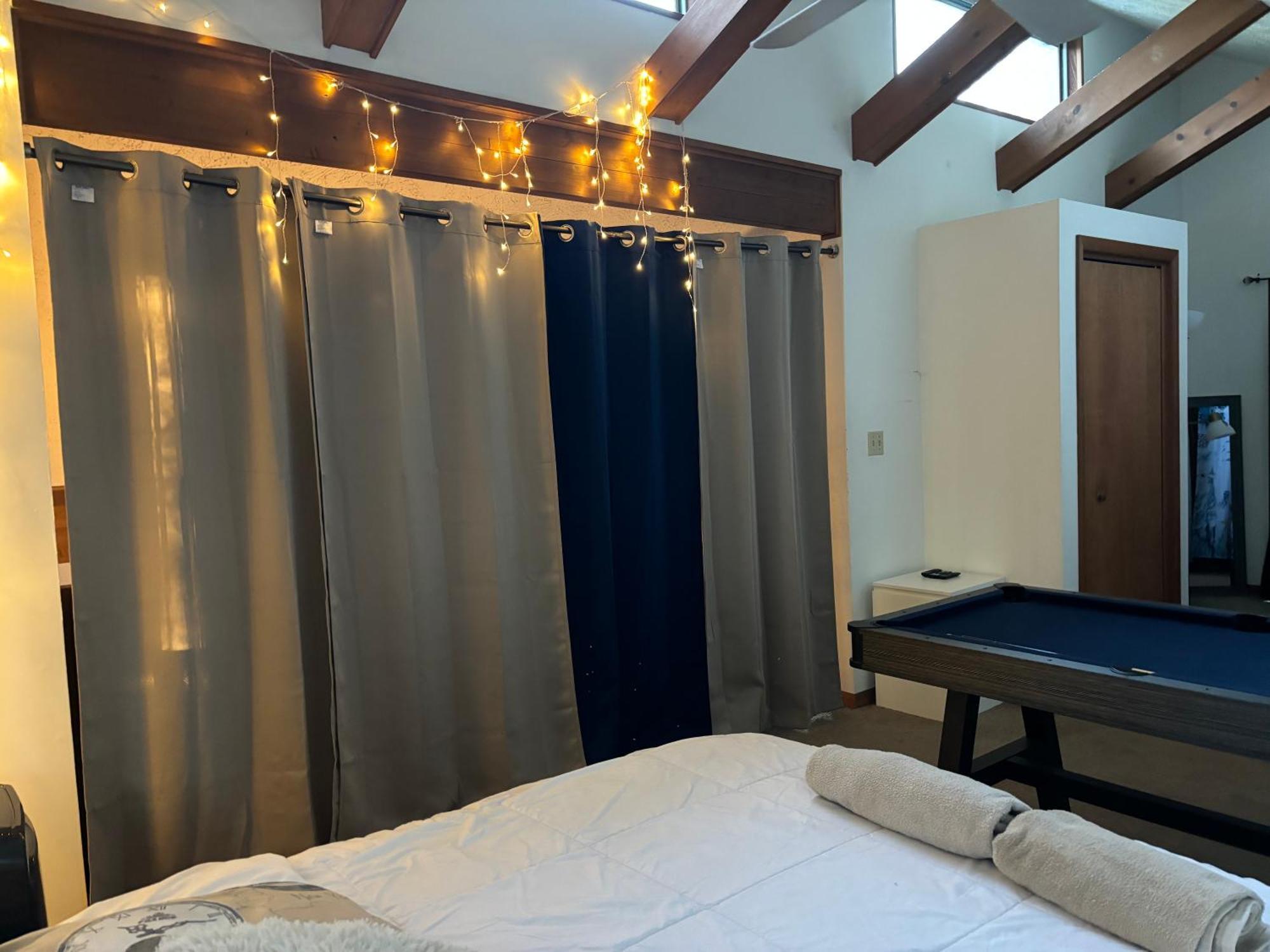 Ambiance - King Bed Cabin, Jetted-Tub & Fireplace Tobyhanna ภายนอก รูปภาพ